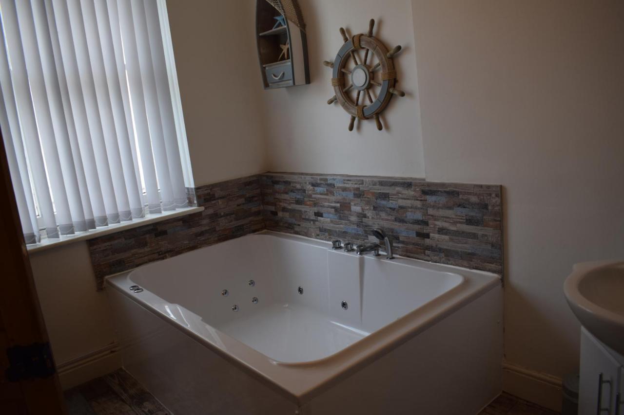 The Buxton Retreat A Luxurious 3-Storey Townhouse With Four Poster Bed And Double Jacuzzi Bath" מראה חיצוני תמונה